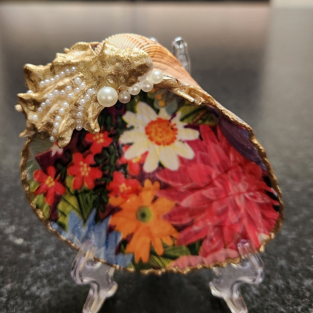 EXQUISITE EMBELLISHED SEASHELL ONE OF A KIND GIFT